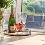 Radiant Retreat Datchet-12 Mins To Heathrow Close To Windsor ,Legoland, Eton And Slough