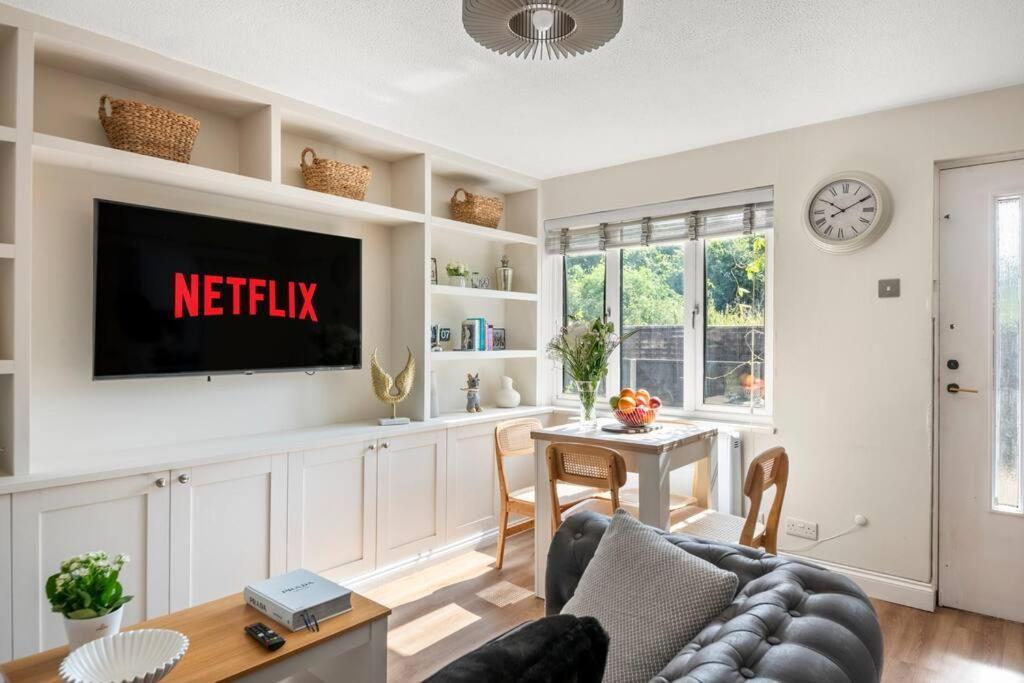 Radiant Retreat Datchet-12 Mins To Heathrow Close To Windsor ,legoland, Eton And Slough Datchet
