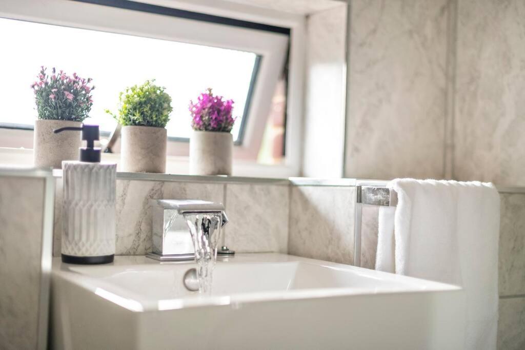 Radiant Retreat Datchet-12 Mins To Heathrow Close To Windsor ,legoland, Eton And Slough Holiday home
