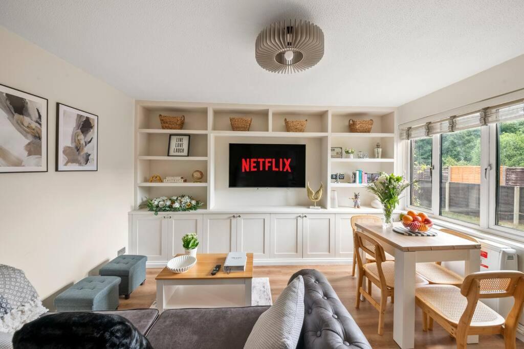 Radiant Retreat Datchet-12 Mins To Heathrow Close To Windsor ,legoland, Eton And Slough Holiday home Datchet